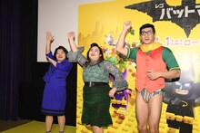 （左から）おかずクラブ、小島よしお。