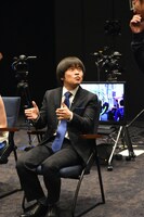 取材会で伊藤隆行プロデューサーに話を聞くバカリズム。