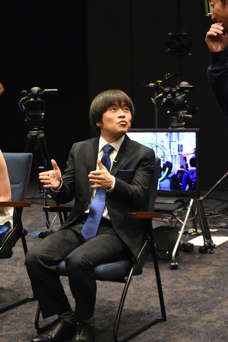 取材会で伊藤隆行プロデューサーに話を聞くバカリズム。