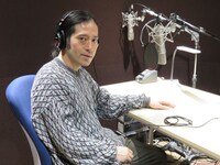 ナレーション収録に臨むピース又吉。