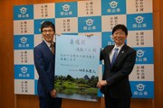 左から浅越ゴエ、岡山県の伊原木隆太知事。