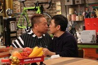 唇を近付ける（左から）出川哲朗、ナインティナイン岡村。(c)関西テレビ