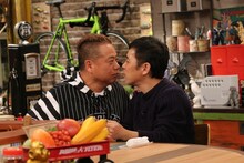 唇を近付ける（左から）出川哲朗、ナインティナイン岡村。(c)関西テレビ