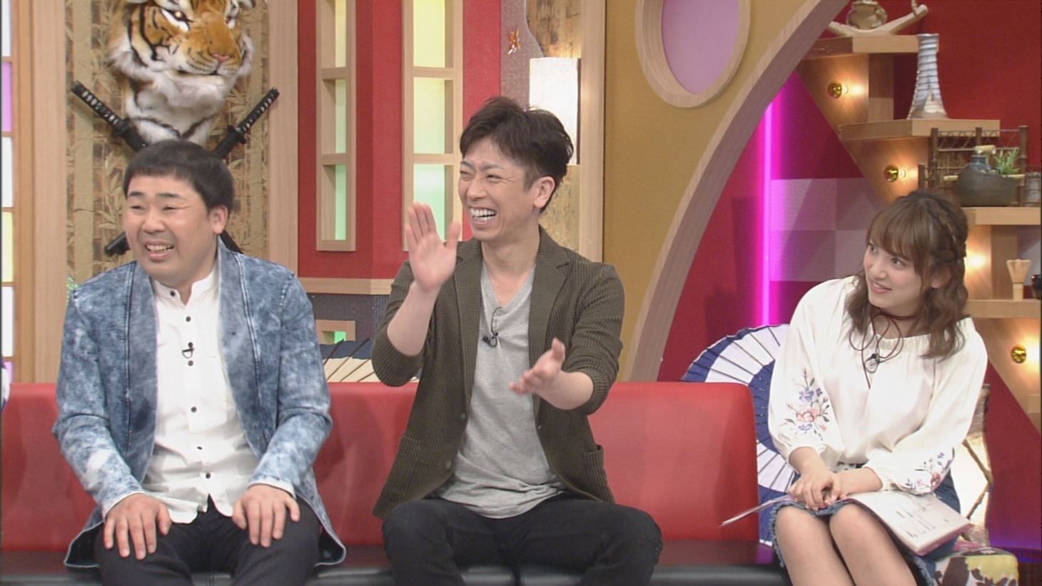 （左から）フットボールアワー、都丸紗也華。(c)CBC