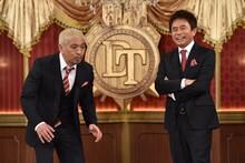 新セットでフリートークを繰り広げるダウンタウン。(c)日本テレビ