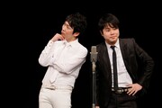 漫才を披露するNON STYLE。