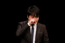 涙を拭うNON STYLE井上。