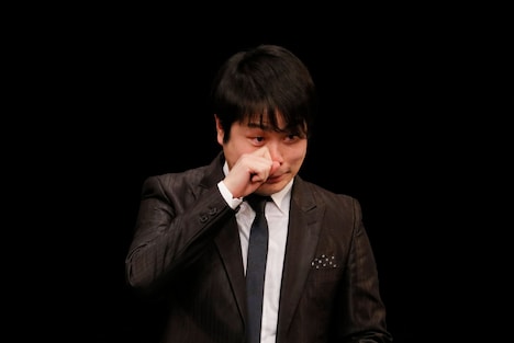 涙を拭うNON STYLE井上。