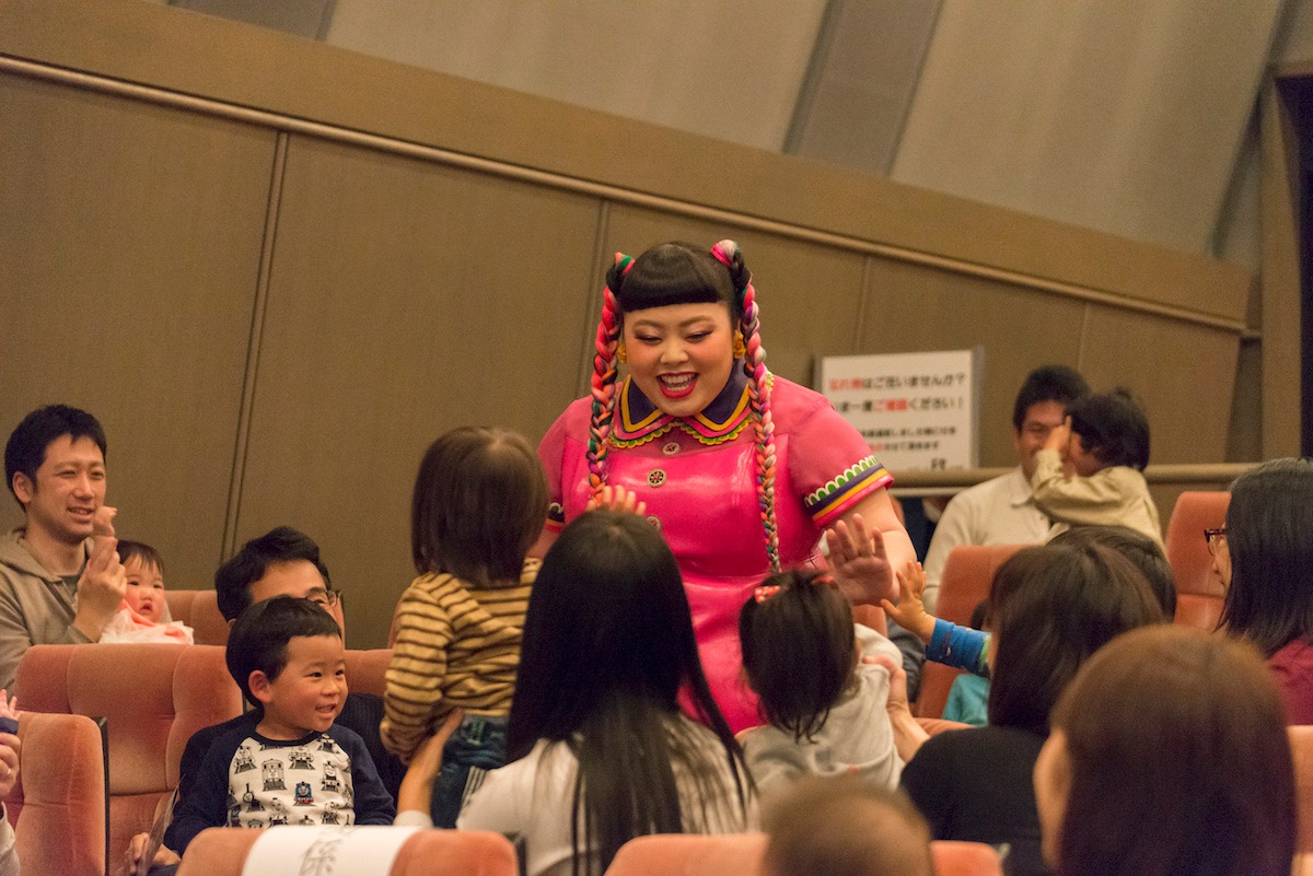 「映画 きかんしゃトーマス 走れ！世界のなかまたち」親子向け試写会で子供たちと触れ合う渡辺直美。