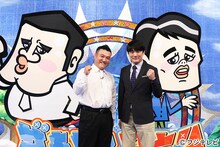 「ザキヤマひとり」に出演する（左から）アンタッチャブル山崎、劇団ひとり。