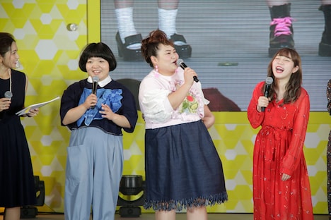 おかずクラブ（中央2人）