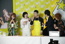 料理の腕前を披露する和牛・水田（左から3人目）。