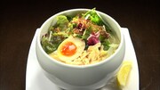 「鶏白湯 蔭山」のラーメン。(c)TBS