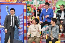 ピース綾部（左）と、綾部の門出を祝う芸人たち。(c)テレビ朝日