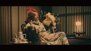 動画「ローラ＆オリエンタルラジオ / Twinkle Twinkle 2017」のワンシーン。