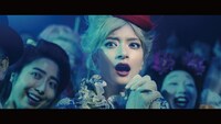 動画「ローラ＆オリエンタルラジオ / Twinkle Twinkle 2017」のワンシーン。