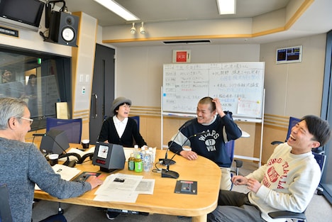 左から大竹まこと、光浦靖子、カミナリまなぶ、カミナリたくみ。