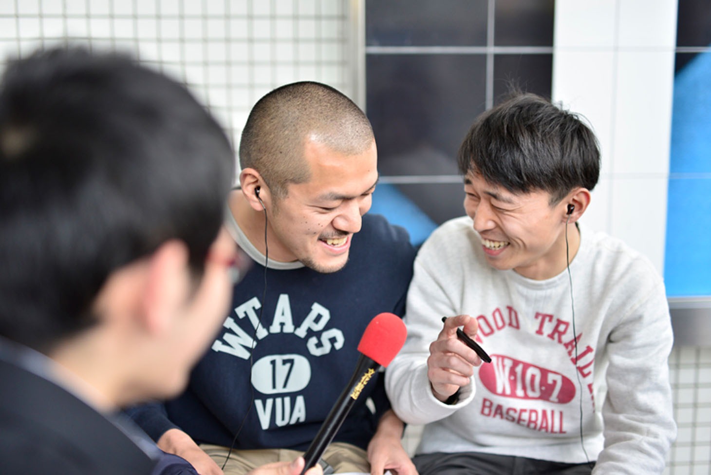 初めての中継コーナーに挑戦するカミナリ。