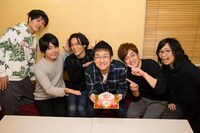 なすなかにし中西（左から4人目）の結婚を祝う出演者たち。
