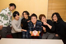 なすなかにし中西（左から4人目）の結婚を祝う出演者たち。