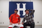左から菊池涼介選手、極楽とんぼ山本。(c)テレビ新広島
