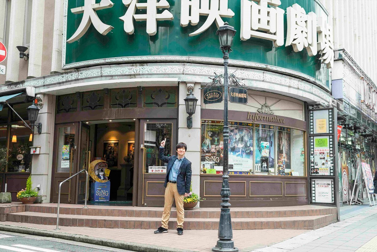 福岡・中洲大洋映画劇場を訪れた内村光良。