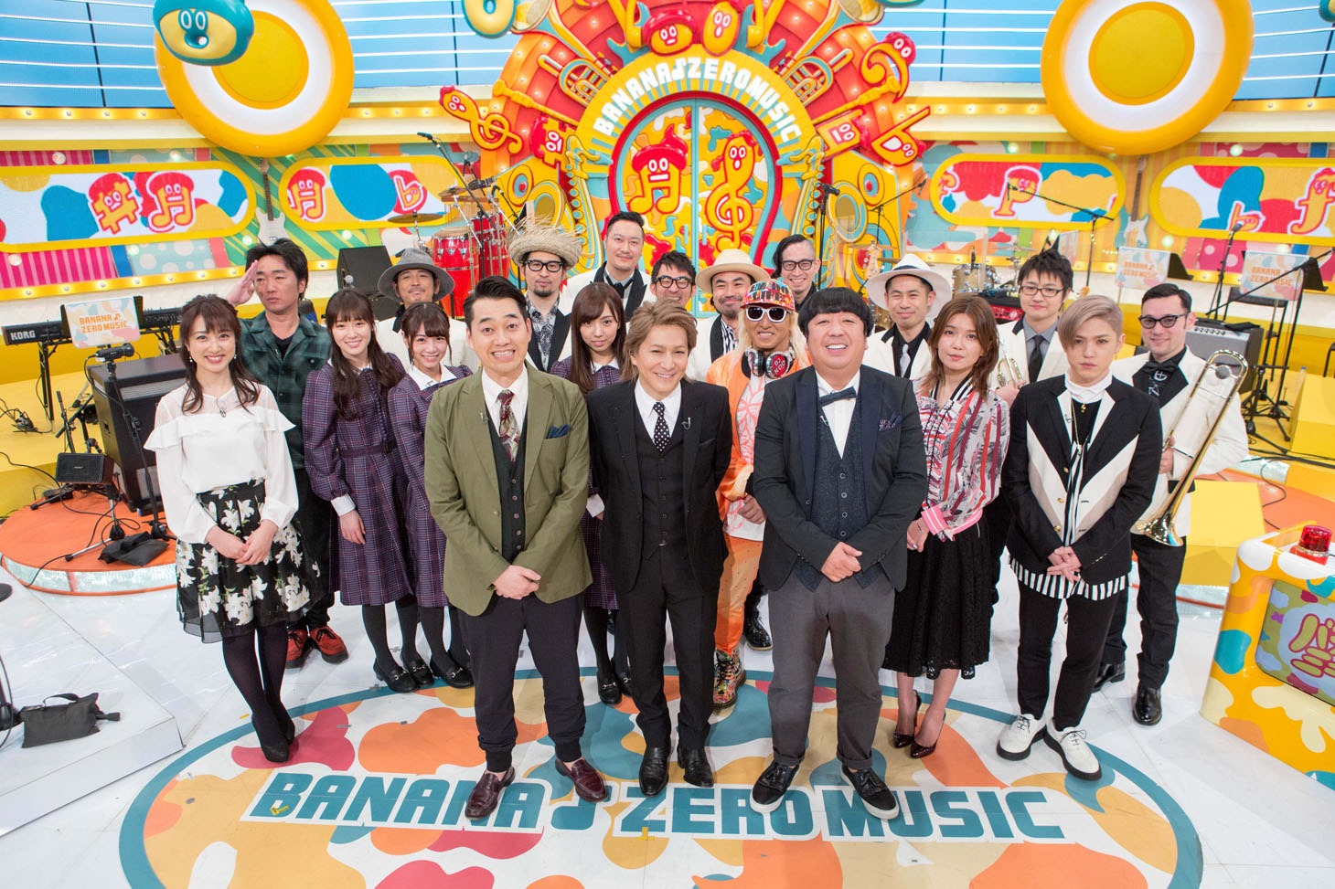 「バナナ♪ゼロミュージック」にゲスト出演する小室哲哉（前列中央）。(c)NHK