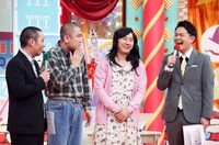 コロコロチキチキペッパーズ（中央2人）と進行役の千鳥。