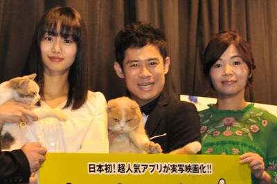 映画「ねこあつめの家」の舞台挨拶に登壇した、（左から）忽那汐里、伊藤淳史、大久保佳代子。