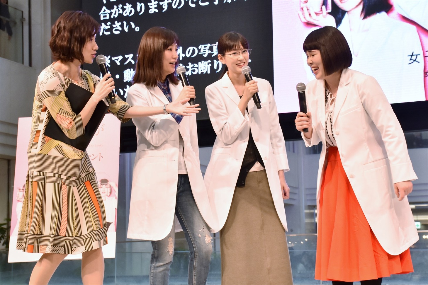 ドラマ「人は見た目が100パーセント」のスタート直前イベントで絶好のパスをもらったものの「35」のくだりを忘れてしまった、ブルゾンちえみ（右端）。