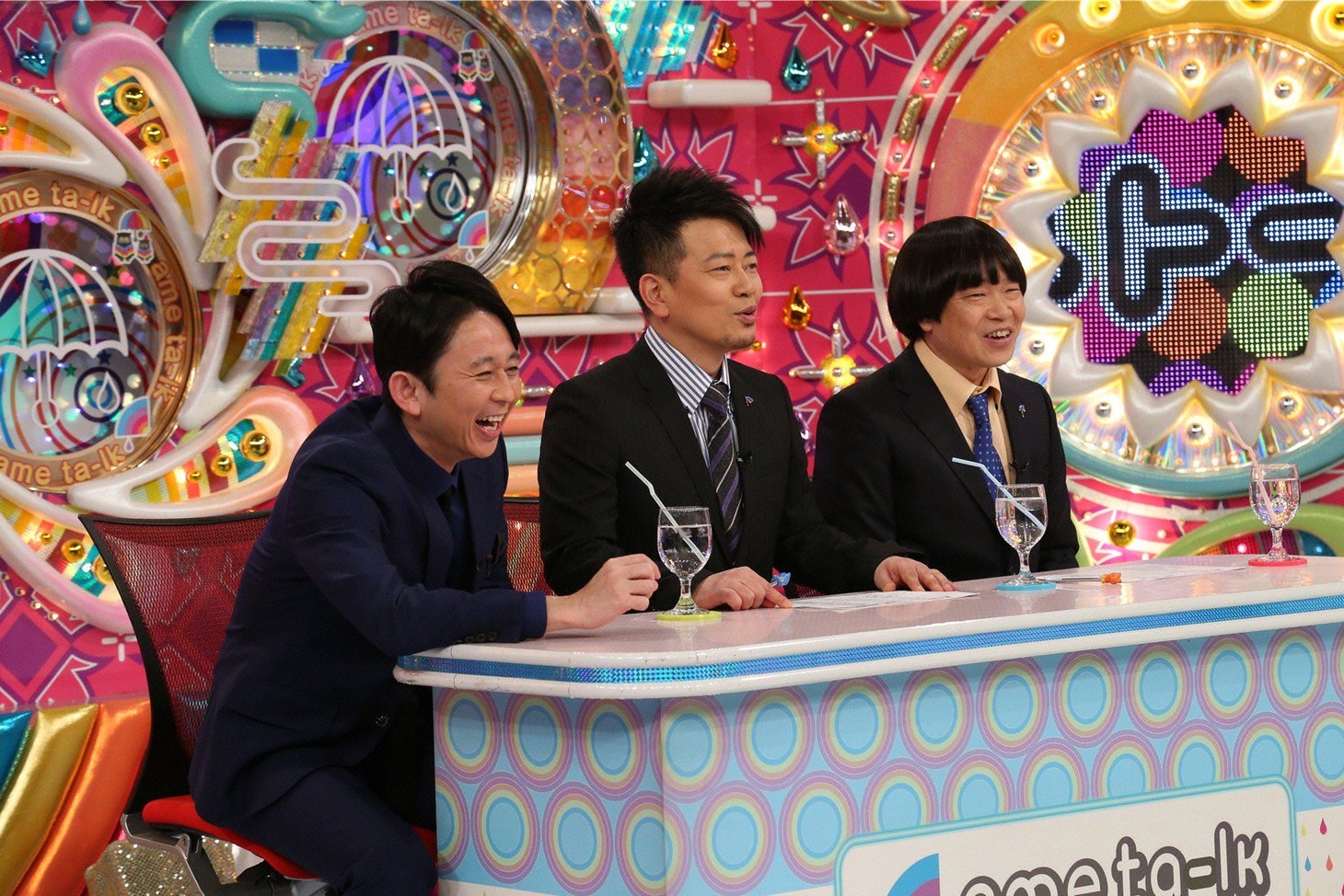 （左から）有吉弘行、雨上がり決死隊。(c)テレビ朝日