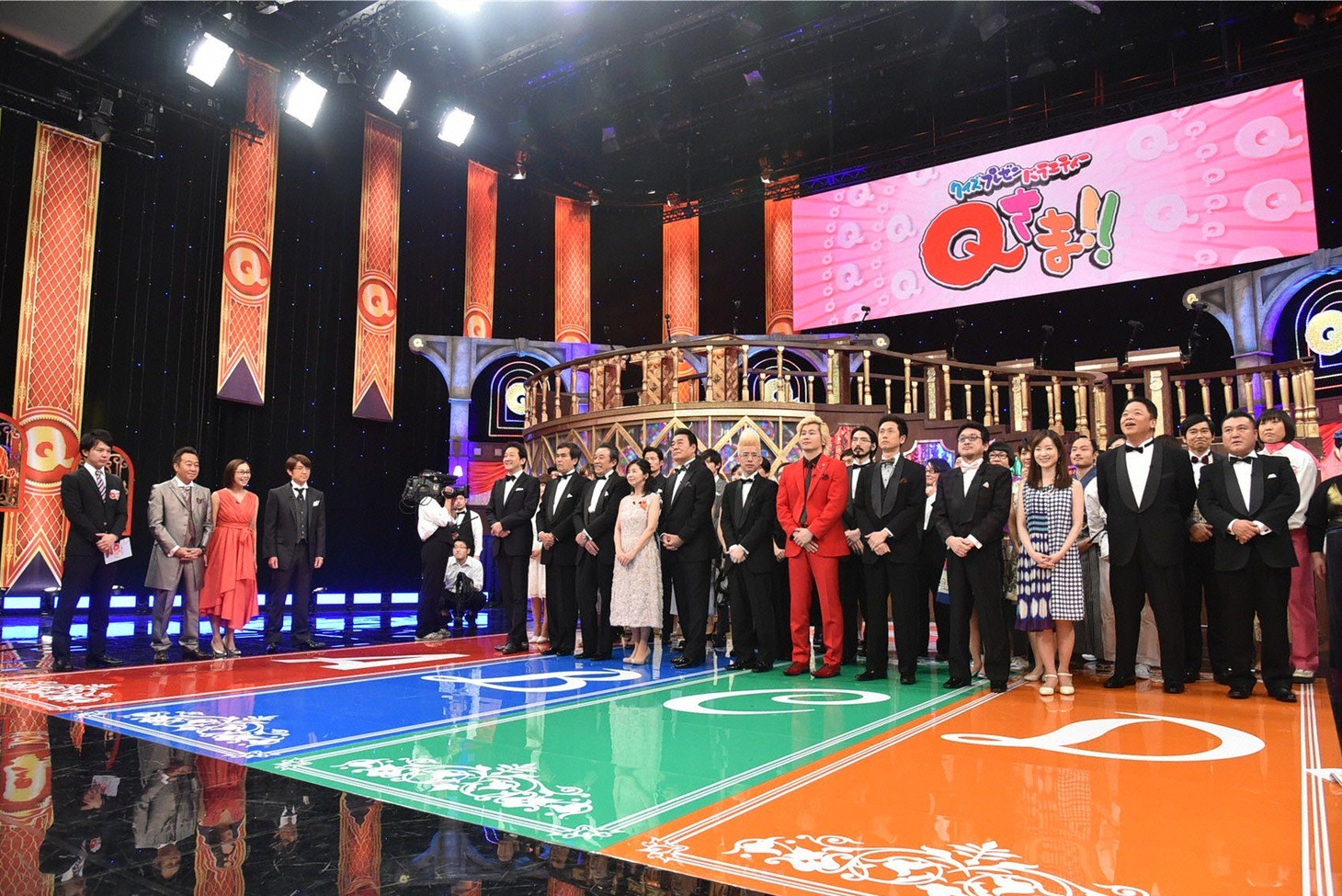 「Qさま!!」の出演者たち。(c)テレビ朝日
