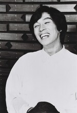 ニッポン放送で撮影された若かりし頃の明石家さんま。