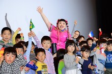 「映画 きかんしゃトーマス 走れ！世界のなかまたち」の舞台挨拶で子供たちに囲まれる渡辺直美。