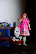 「映画 きかんしゃトーマス 走れ！世界のなかまたち」の舞台挨拶に出席した渡辺直美。