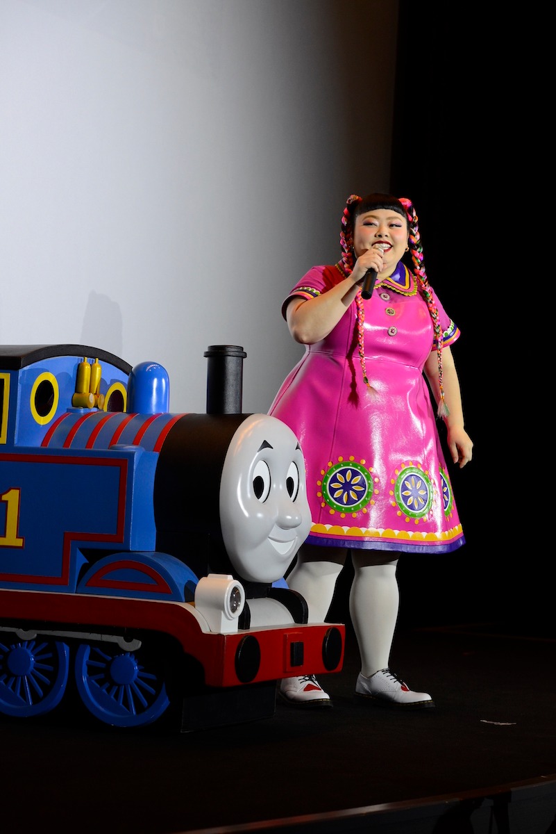 「映画 きかんしゃトーマス 走れ！世界のなかまたち」の舞台挨拶に出席した渡辺直美。