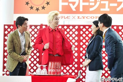 「土曜プレミアム『世にも奇妙な物語 '17春の特別編』」内のショートショート作品「赤」に本人役で出演するメイプル超合金カズレーザー（左から2人目）。