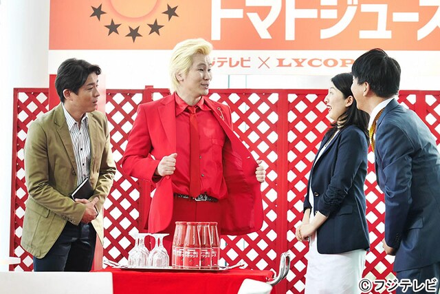 「土曜プレミアム『世にも奇妙な物語 '17春の特別編』」内のショートショート作品「赤」に本人役で出演するメイプル超合金カズレーザー（左から2人目）。