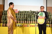 DoleのジョージC.パエス氏（右）からパイナップル型の感謝状を受け取るピコ太郎（左）。