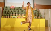 PPAPを披露するピコ太郎。