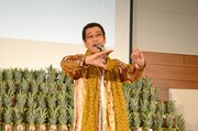 PPAPを披露するピコ太郎。
