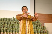 PPAPを披露するピコ太郎。
