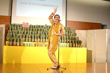 PPAPを披露するピコ太郎。