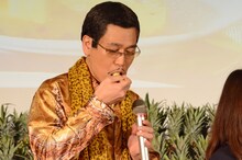 Doleのパイナップルを試食するピコ太郎。