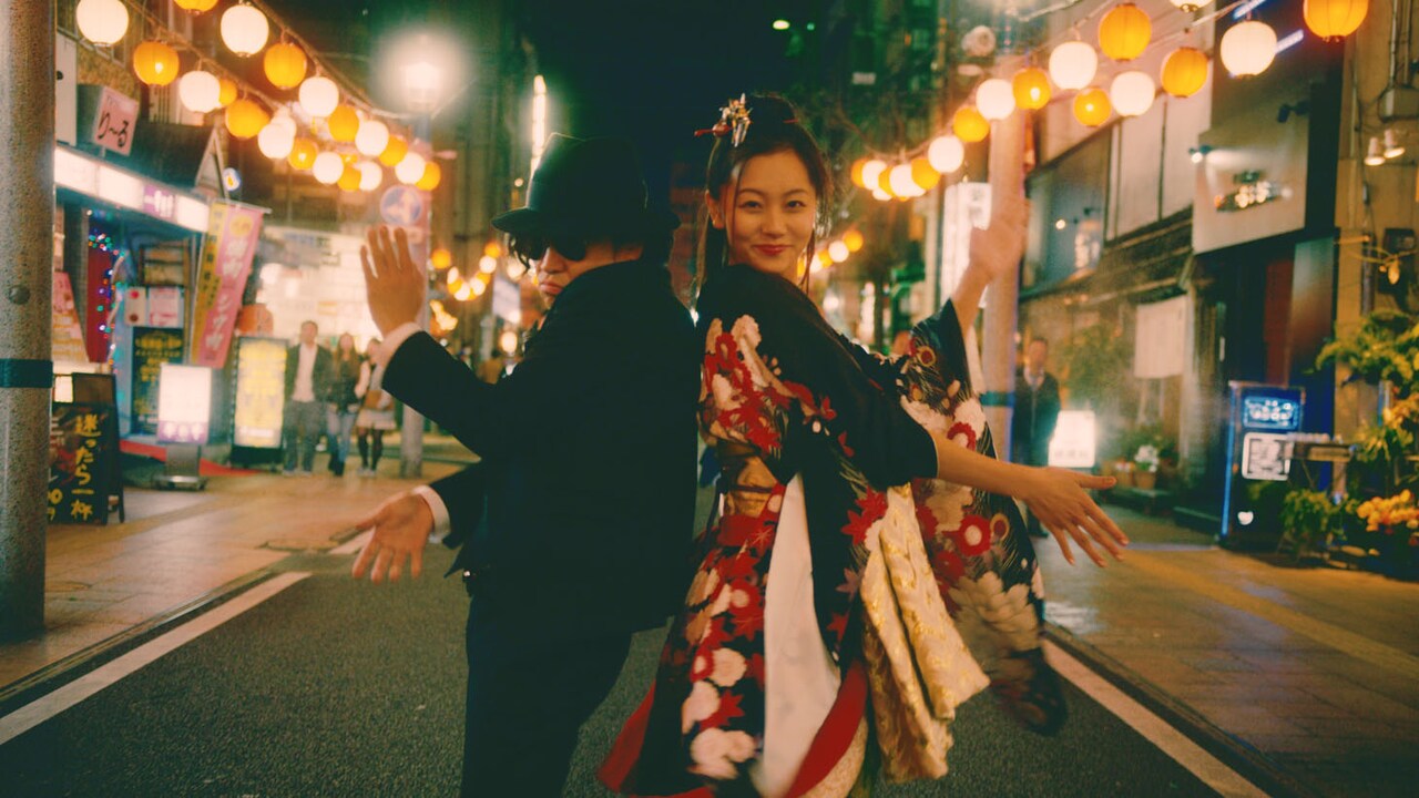 ニシタチでダンスする永野と工藤綾乃。