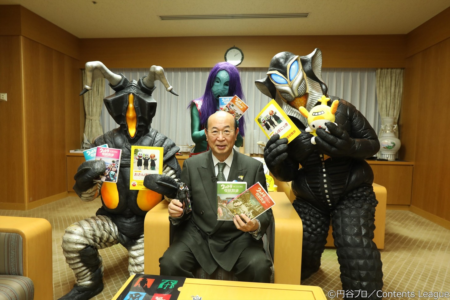 DVD「ウルトラ怪獣散歩 ～千葉/巣鴨・蒲田 編～」に登場するウルトラ怪獣と東京・大田区の松原区長（中央）。