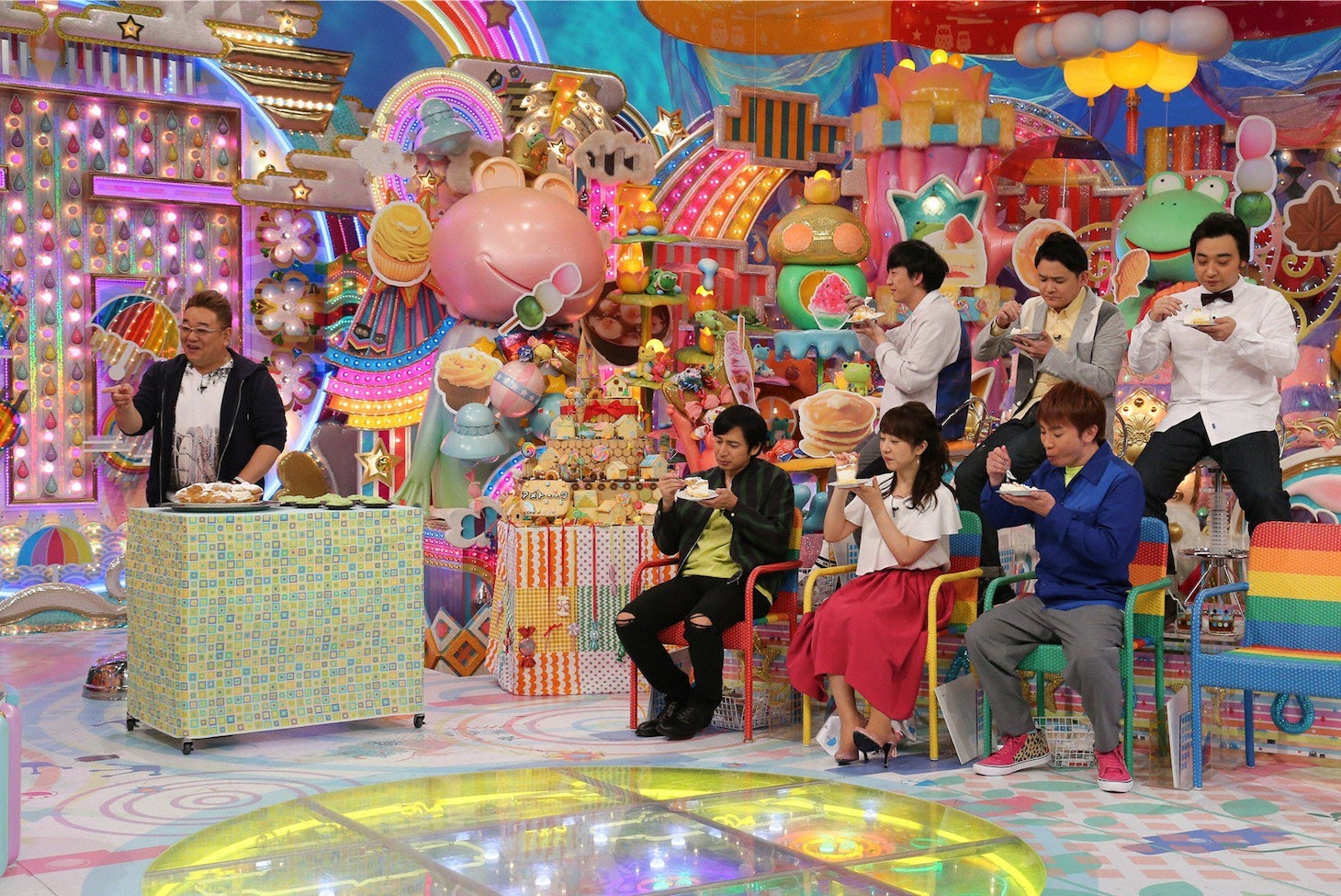 「アメトーーク！」に出演する「ついつい甘いモノ食べちゃう芸人」たち。(c)テレビ朝日