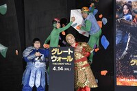 メイプル超合金と、ダンディ坂野（左から2人目）、スギちゃん（右端）。