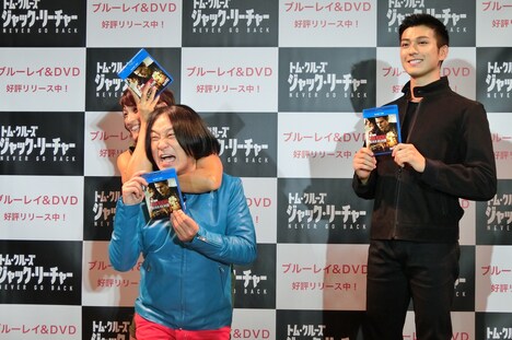 RENAに背後から締められる永野と、真剣佑(右)。