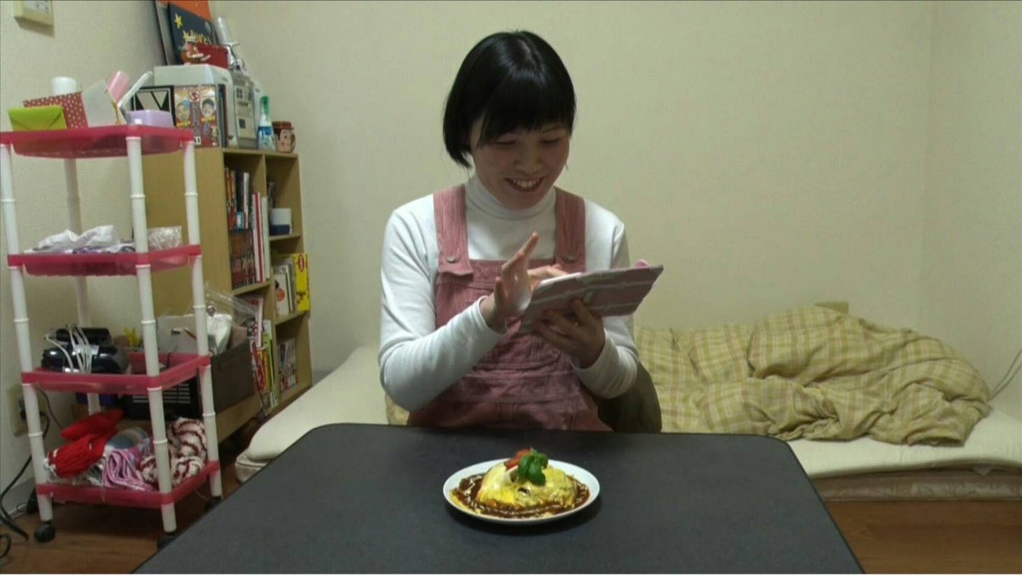 完成したオムライスの写真を藤崎マーケット・トキに送る尼神インター誠子。